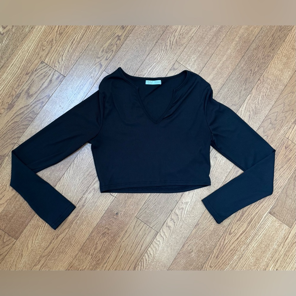Black Long-Sleeve Ribbed V-Neck Crop Top